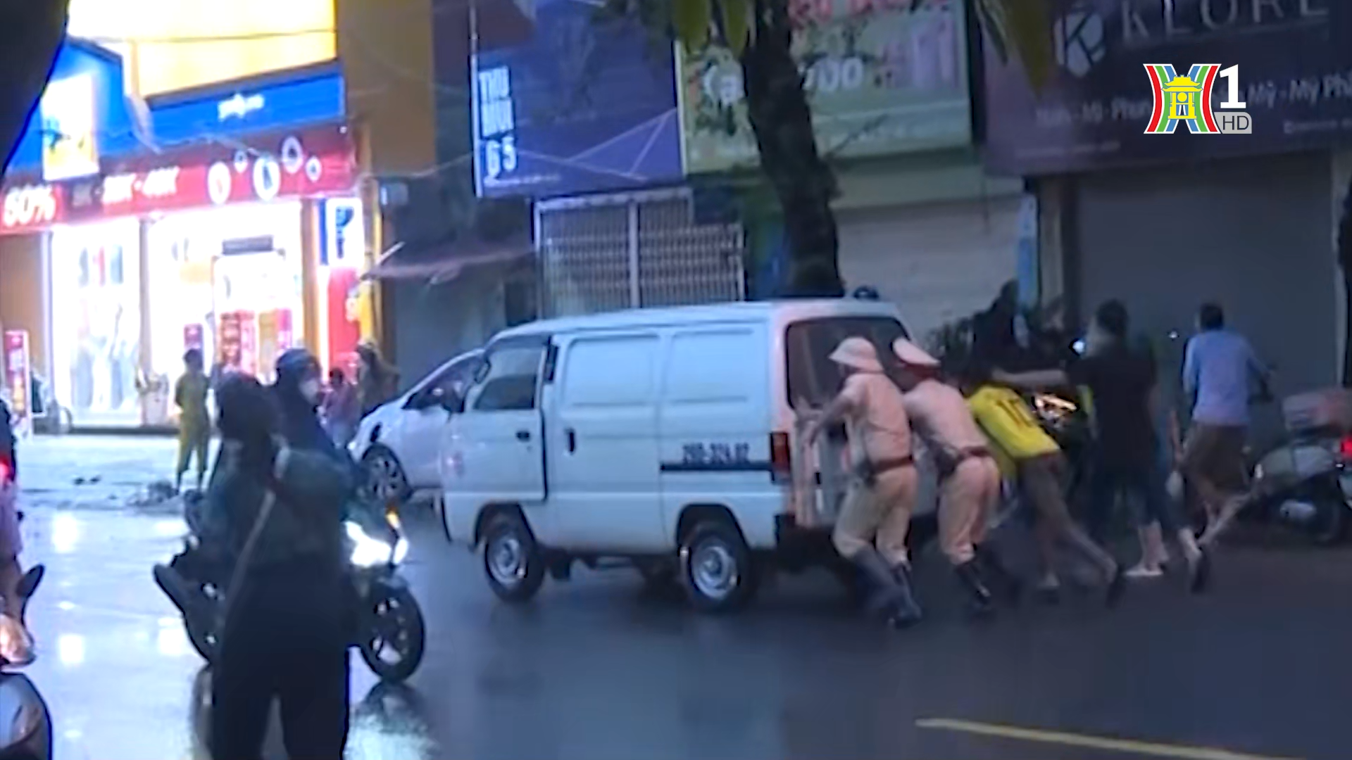 Trong những đợt mưa lũ khắc nghiệt, lực lượng c&ocirc;ng an Thủ đ&ocirc; đ&atilde; lu&ocirc;n s&aacute;t c&aacute;nh c&ugrave;ng người d&acirc;n