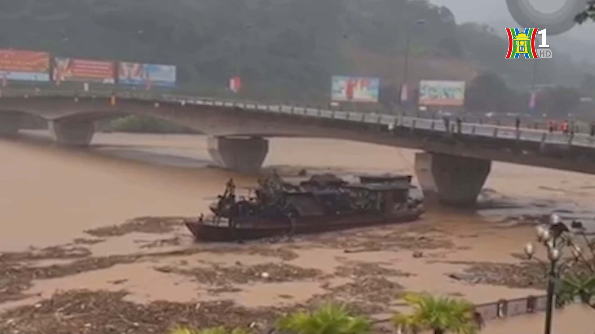 Lực lượng chức năng v&agrave; nh&acirc;n d&acirc;n đ&atilde; lai dắt cứu hộ th&agrave;nh c&ocirc;ng hai con t&agrave;u tr&ocirc;i dạt tự do tr&ecirc;n s&ocirc;ng Hồng.