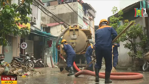 C&ocirc;ng ty Tho&aacute;t nước H&agrave; Nội điều động m&aacute;y m&oacute;c thiết bị v&agrave; lực lượng tới dọn dẹp, vệ sinh đường giao th&ocirc;ng tại phường Ph&uacute;c T&acirc;n.