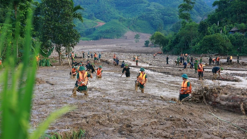Lực lượng qu&acirc;n đội triển khai t&igrave;m kiếm c&aacute;c nạn nh&acirc;n mất t&iacute;ch do sạt lở đất tại l&agrave;ng Nủ, x&atilde; Ph&uacute;c Kh&aacute;nh, huyện Bảo Y&ecirc;n.