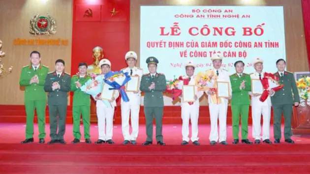 5 c&aacute;n bộ c&ocirc;ng an Nghệ An xin nghỉ hưu sớm