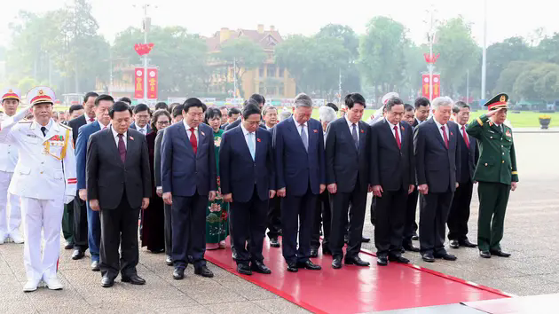 Đo&agrave;n đại biểu Quốc hội v&agrave;o Lăng viếng Chủ tịch Hồ Ch&iacute; Minh