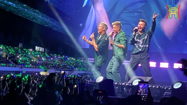 Đ&ecirc;m diễn thứ nhất đầy cảm x&uacute;c của Westlife tại H&agrave; Nội