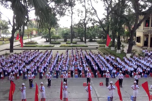 Buổi ch&agrave;o cờ với kh&uacute;c Quốc ca trang nghi&ecirc;m, tự h&agrave;o. Ảnh: B&aacute;o Lao động.