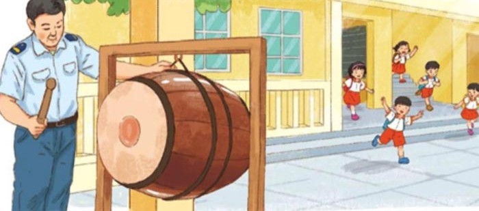 Tiếng trống trường kh&ocirc;ng chỉ b&aacute;o hiệu giờ giấc m&agrave; c&ograve;n l&agrave; biểu trưng của sự t&ocirc;n trọng v&agrave;o quy tắc đề ra cũng như r&egrave;n con người v&agrave;o t&iacute;nh kỷ luật ngay từ thơ b&eacute;.