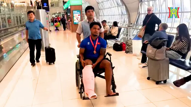 Xu&acirc;n Son ngồi xe lăn c&ugrave;ng đội tuyển Việt Nam về nước