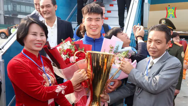 Đội tuyển Việt Nam được ch&agrave;o đ&oacute;n tại Nội B&agrave;i