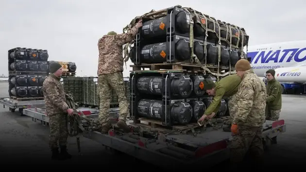 Mỹ tạm dừng chuyển vũ kh&iacute; từ Ba Lan sang Ukraine