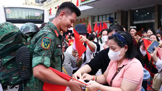 Người d&acirc;n ch&agrave;o đ&oacute;n lực lượng diễu binh tới H&agrave; Nội