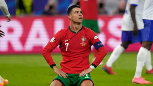 Lời gi&atilde; biệt nghẹn ng&agrave;o của Cristiano Ronaldo