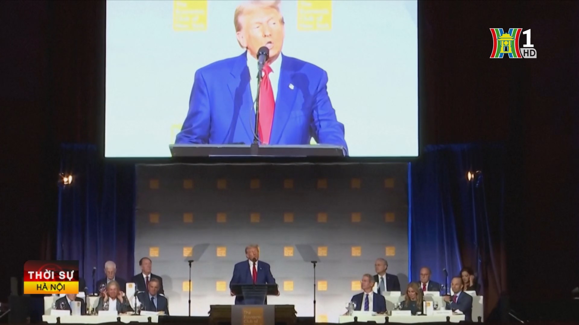 &Ocirc;ng Trump ph&aacute;t biểu tại C&acirc;u lạc bộ Kinh tế New York.