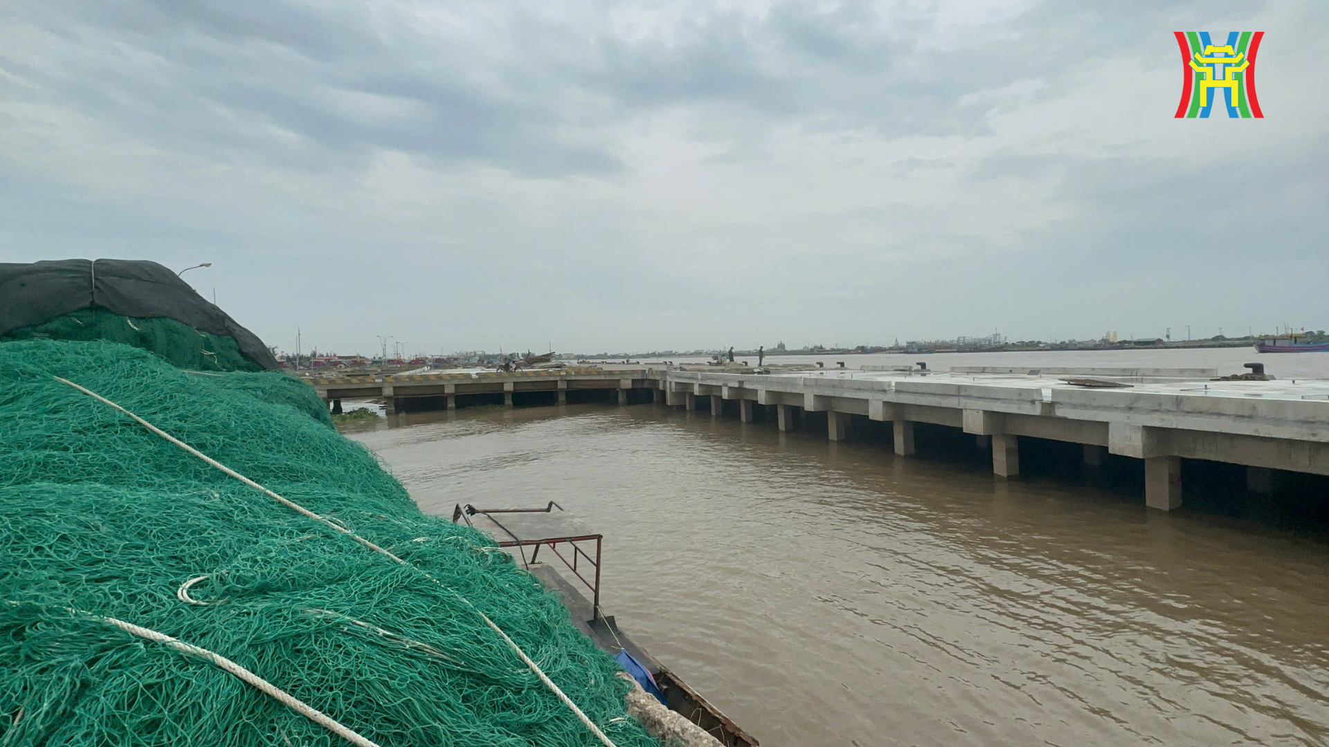 Nam Định đ&atilde; cấm c&aacute;c phương tiện ra khơi, cấm c&aacute;c hoạt động vui chơi tr&ecirc;n biển.