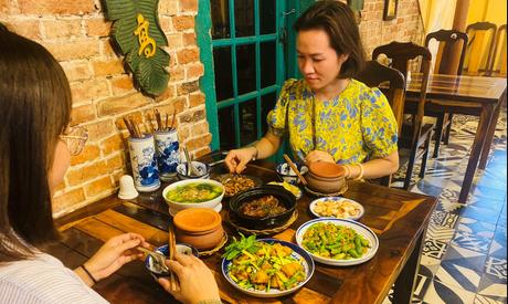 Kh&ocirc;ng gian ẩm thực H&agrave; Nội giữa l&ograve;ng S&agrave;i G&ograve;n