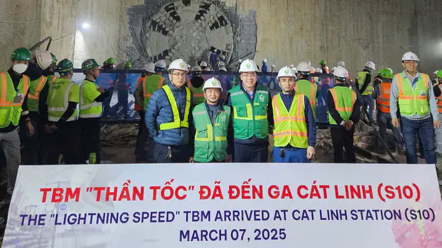 M&aacute;y đ&agrave;o hầm TBM 'Thần tốc' đ&atilde; đến ga S10-C&aacute;t Linh