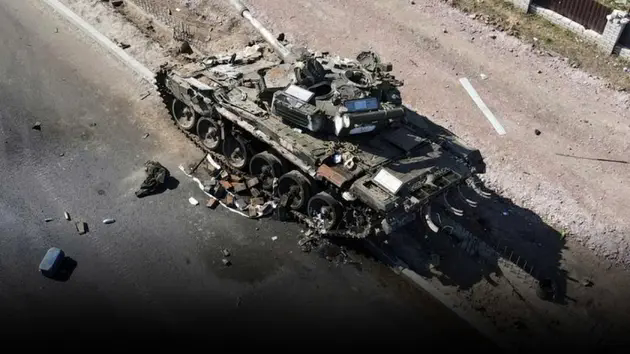 Xe tăng Ukraine ch&aacute;y rụi v&igrave; UAV của Nga