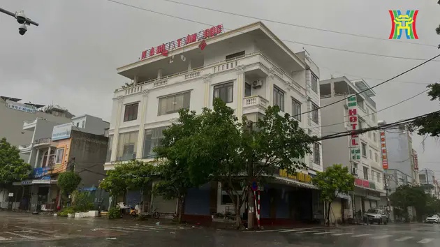 Người d&acirc;n V&acirc;n Đồn đ&oacute;ng cửa ở y&ecirc;n trong nh&agrave; tr&aacute;nh b&atilde;o