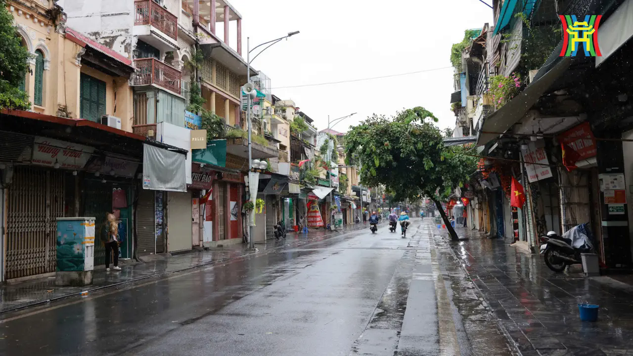 Nhiều tuyến phố Thủ đ&ocirc; vắng b&oacute;ng xe cộ v&agrave; người đi đường. 
