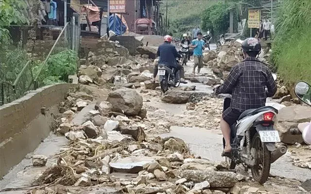 Mưa lớn k&eacute;o d&agrave;i đ&atilde; khiến đất đ&aacute; bị sạt xuống đường g&acirc;y cản trở giao th&ocirc;ng. 