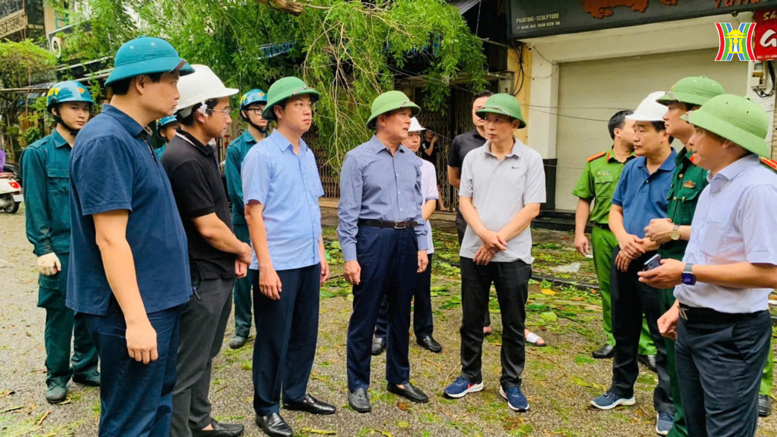 Chủ tịch HĐND Th&agrave;nh phố Nguyễn Ngọc Tuấn thị s&aacute;t nắm bắt t&igrave;nh h&igrave;nh khắc phục hậu quả cơn b&atilde;o số 3 tại quận Ho&agrave;n Kiếm.