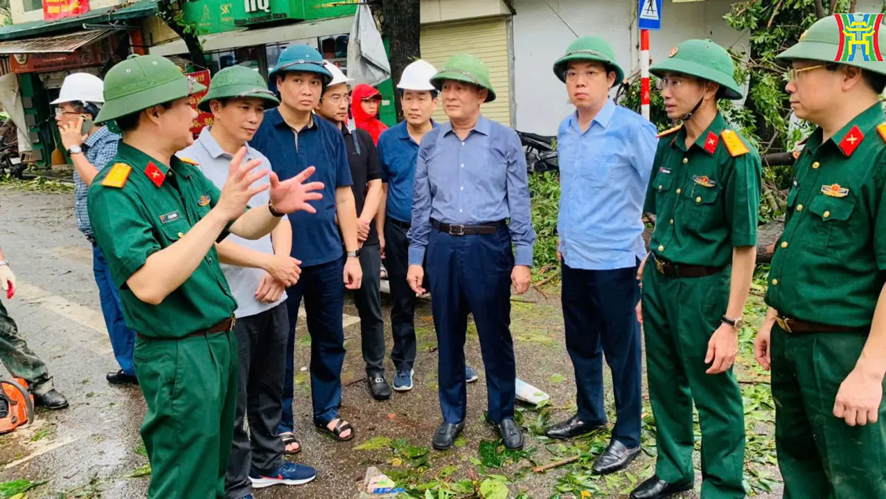 Chủ tịch HĐND th&agrave;nh phố biểu dương quận Ho&agrave;n Kiếm đ&atilde; chủ động di dời, sơ t&aacute;n hơn 700 người ra khỏi khu vực nguy hiểm, đảm bảo an to&agrave;n t&iacute;nh mạng người d&acirc;n