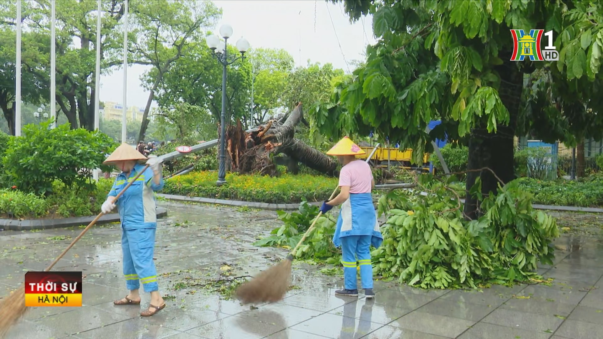C&aacute;c c&ocirc;ng nh&acirc;n m&ocirc;i trường tăng ca qu&eacute;t dọn sau b&atilde;o.