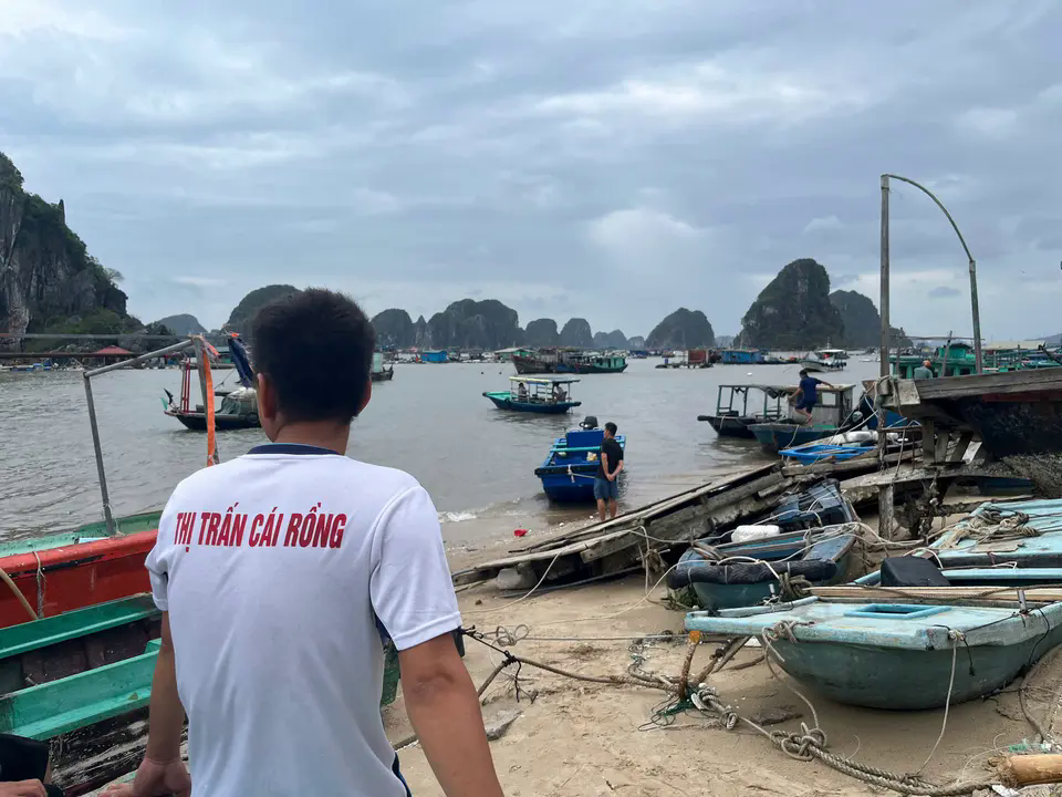 Người d&acirc;n ở C&aacute;i Rồng đang mong ng&oacute;ng th&ocirc;ng tin của những ngư d&acirc;n chưa li&ecirc;n lạc được