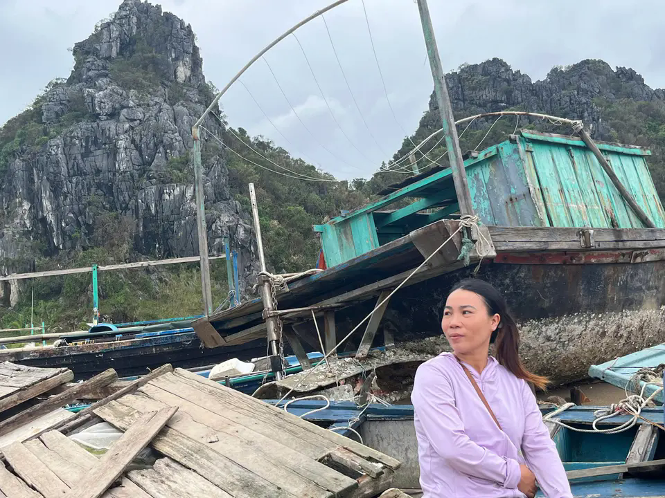 B&agrave; con v&ugrave;ng biển ng&oacute;ng tin những ngư d&acirc;n mắc kẹt
