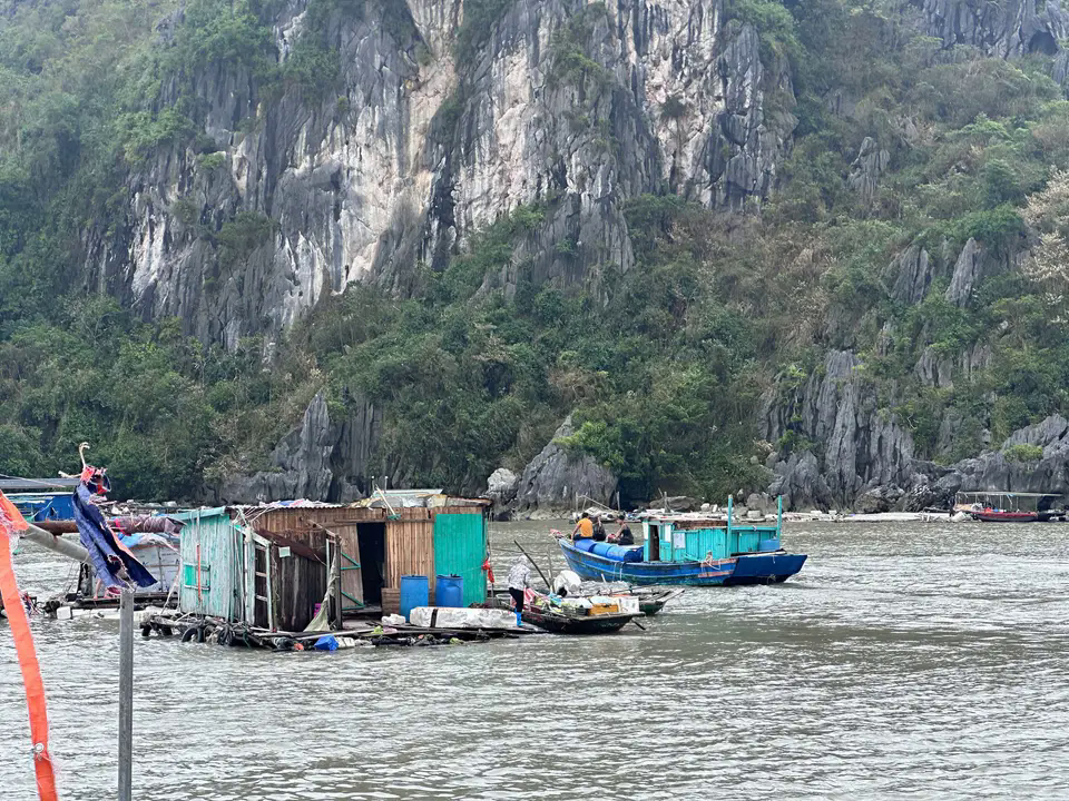 Người d&acirc;n bắt đầu c&ocirc;ng cuộc t&igrave;m kiếm người mắc kẹt do b&atilde;o.