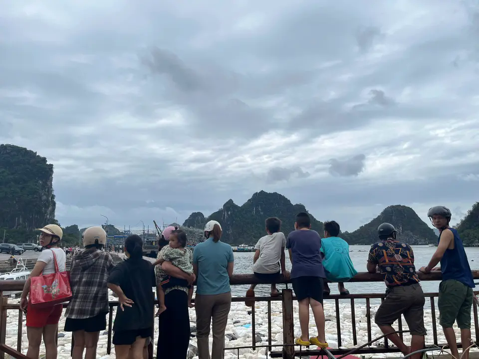 B&agrave; con V&acirc;n Đồn b&agrave;ng ho&agrave;ng trước thiệt hại m&agrave; cơn b&atilde;o g&acirc;y ra