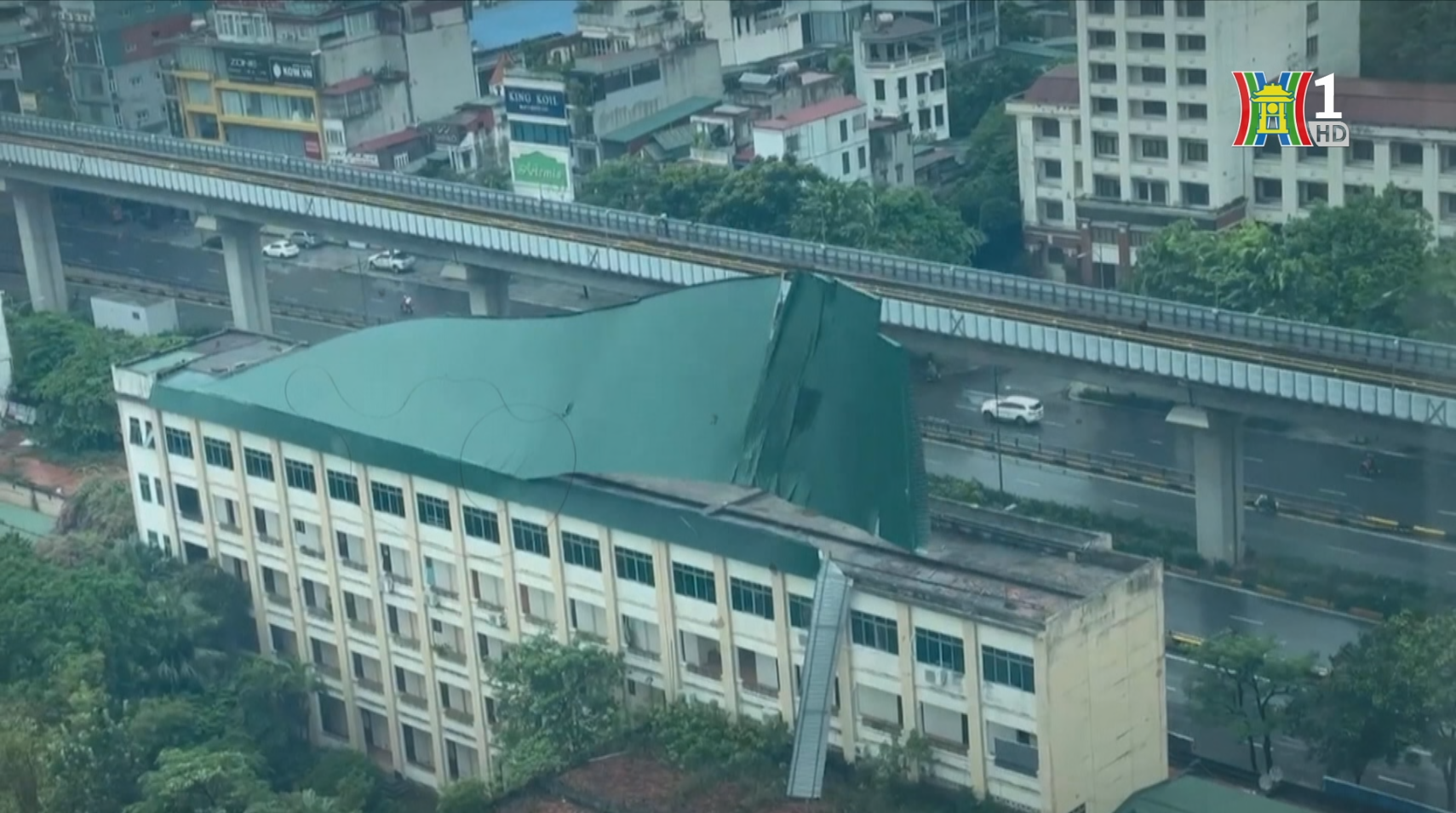 M&aacute;i t&ocirc;n nh&agrave; m&aacute;y gi&agrave;y tại Thượng Đ&igrave;nh bị gi&oacute; thổi bay.