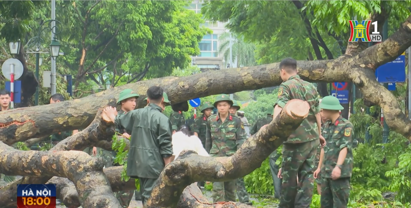  Từ đ&ecirc;m qua, c&aacute;c lực lượng chức năng của H&agrave; Nội cũng đ&atilde; toả đi c&aacute;c con đường, ng&otilde; phố thu dọn c&aacute;c c&acirc;y xanh bị g&atilde;y đổ.