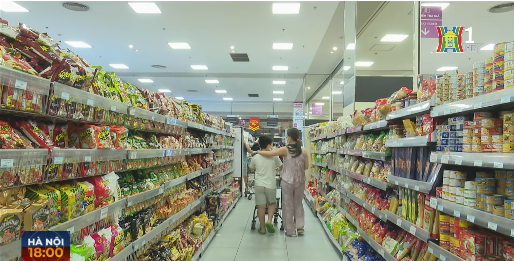 Tại c&aacute;c si&ecirc;u thị, lượng h&agrave;ng h&oacute;a cung ứng dồi d&agrave;o, gi&aacute; cả vẫn b&igrave;nh ổn sau b&atilde;o.