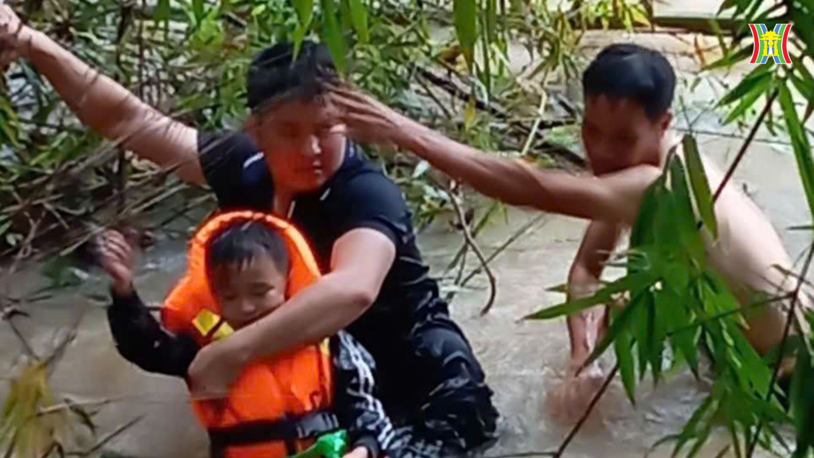 Đồng ch&iacute; Đại u&yacute; Lục Văn Nguy&ecirc;n (&aacute;o đen) v&agrave; anh Liệu Văn Quyết đưa ch&aacute;u Bảo v&agrave;o bờ an to&agrave;n.