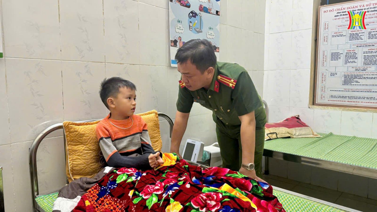 L&atilde;nh đạo C&ocirc;ng an huyện H&agrave;m Y&ecirc;n động vi&ecirc;n, trấn an tinh thần ch&aacute;u Nguyễn Quốc Bảo.
