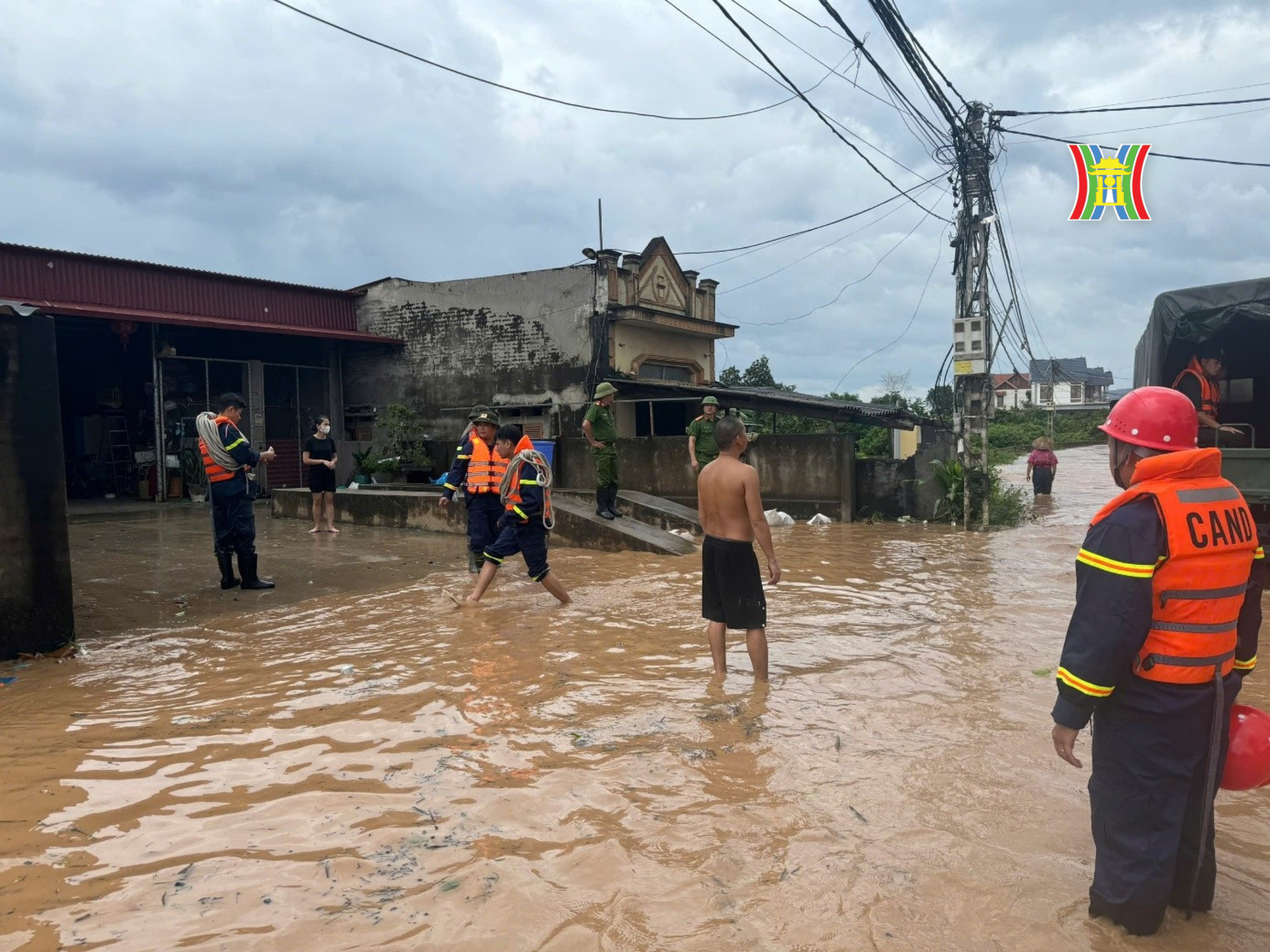 Lực lượng Cảnh s&aacute;t PCCC&CNCH, tỉnh Bắc Giang kịp thời đưa người d&acirc;n chạy lũ.