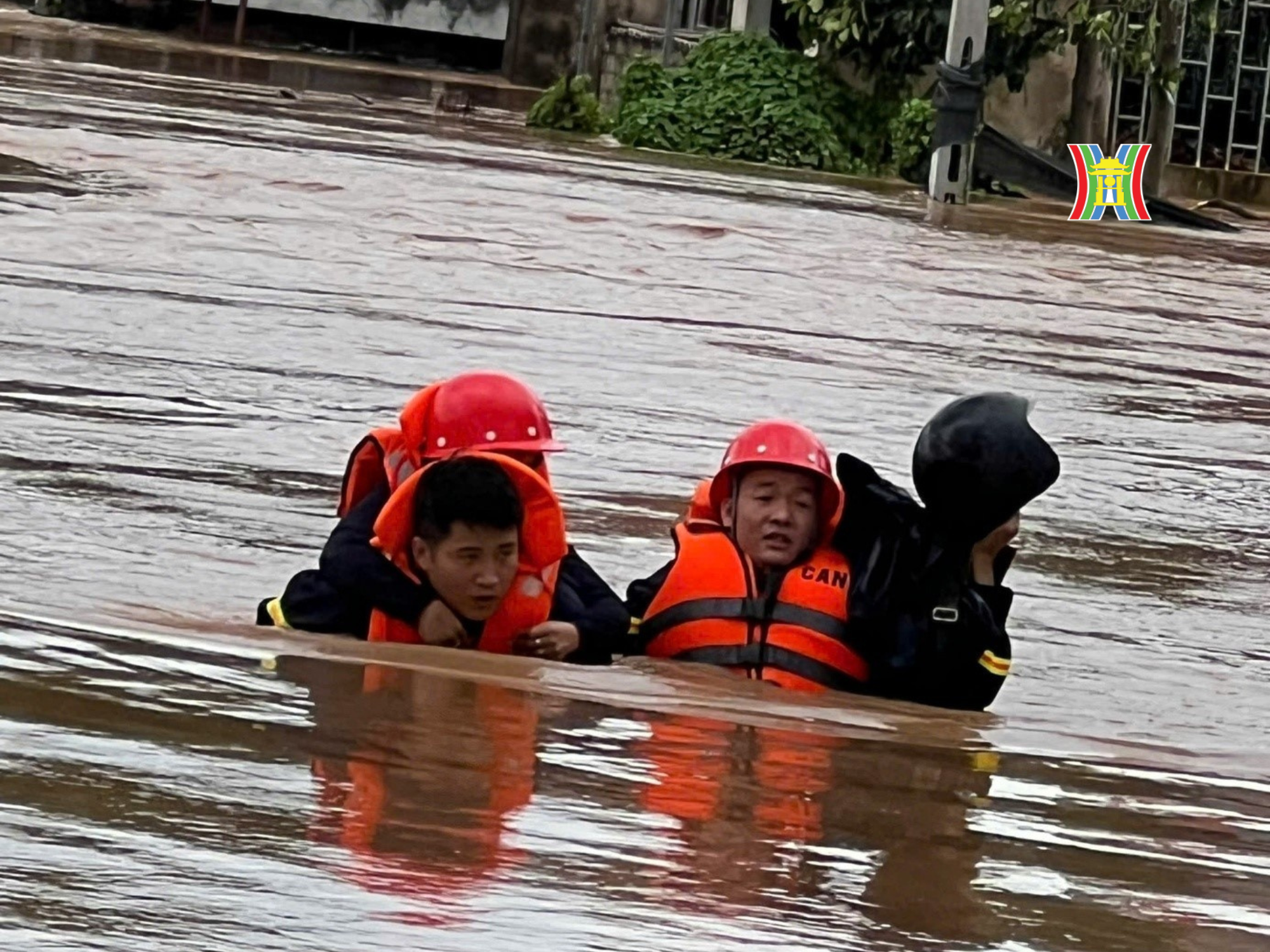 Đồng ch&iacute; Đại u&yacute; Trần Văn Tuấn c&ugrave;ng Thượng u&yacute; Ho&agrave;ng Văn Trung kịp thời đưa người d&acirc;n chạy lũ