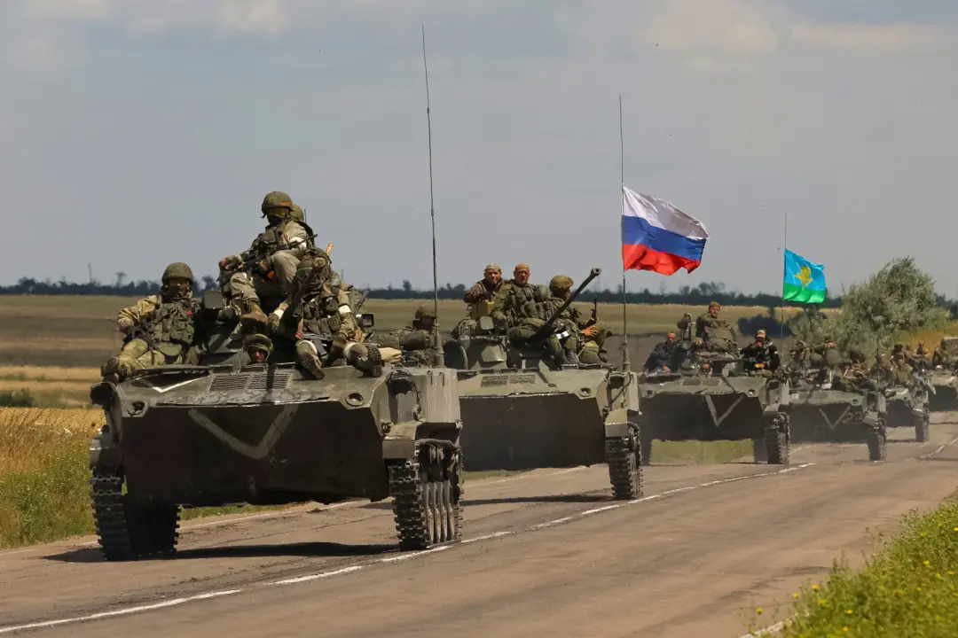 Đo&agrave;n xe qu&acirc;n sự Nga tại Ukraine. Ảnh: Reuters.