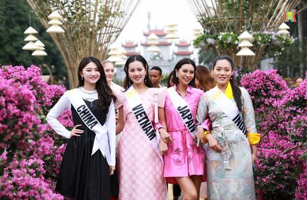 D&agrave;n hoa hậu th&iacute;ch th&uacute; check-in lễ hội hoa M&ecirc; Linh (H&agrave; Nội)