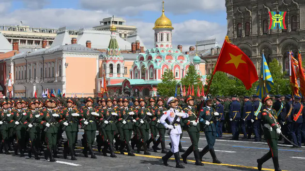 Đo&agrave;n QĐND Việt Nam duyệt binh tr&ecirc;n Quảng trường Đỏ