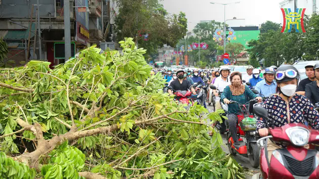 H&agrave; Nội tắc đường nghi&ecirc;m trọng do hậu quả của b&atilde;o Yagi