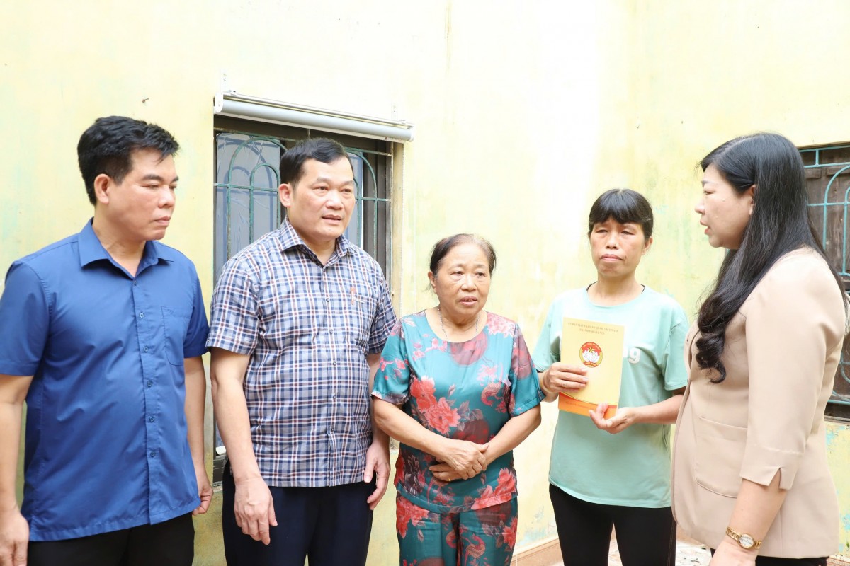 L&atilde;nh đạo Ủy ban MTTQ Việt Nam th&agrave;nh phố H&agrave; Nội thăm, tặng qu&agrave; động vi&ecirc;n c&aacute;c gia đ&igrave;nh bị ảnh hưởng bởi b&atilde;o số 3.