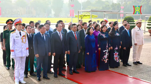 L&atilde;nh đạo TP tưởng niệm Chủ tịch Hồ Ch&iacute; Minh v&agrave; c&aacute;c anh h&ugrave;ng liệt sĩ
