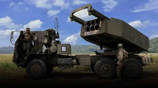 Nga ph&aacute; hủy xe tiếp tế HIMARS