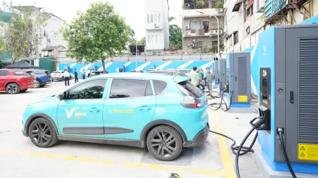 Bến xe Gi&aacute;p B&aacute;t khai trương 40 điểm sạc xe điện