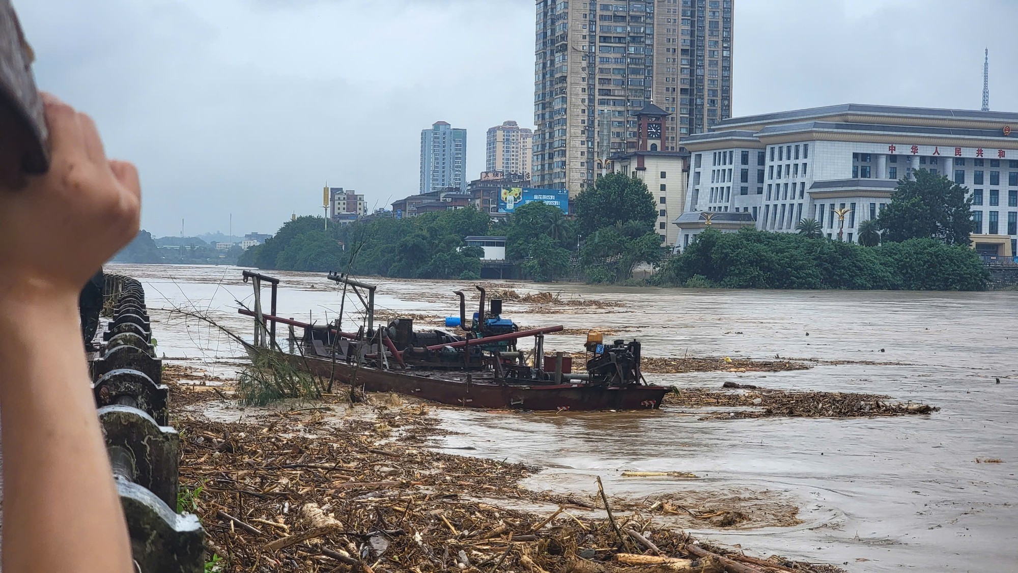 T&agrave;u đ&atilde; được lai dắt an to&agrave;n v&agrave;o bờ.