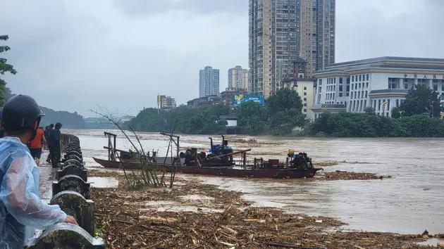L&agrave;o Cai th&ocirc;ng tin ch&iacute;nh thức về 2 t&agrave;u h&uacute;t tr&ocirc;i tr&ecirc;n s&ocirc;ng Hồng