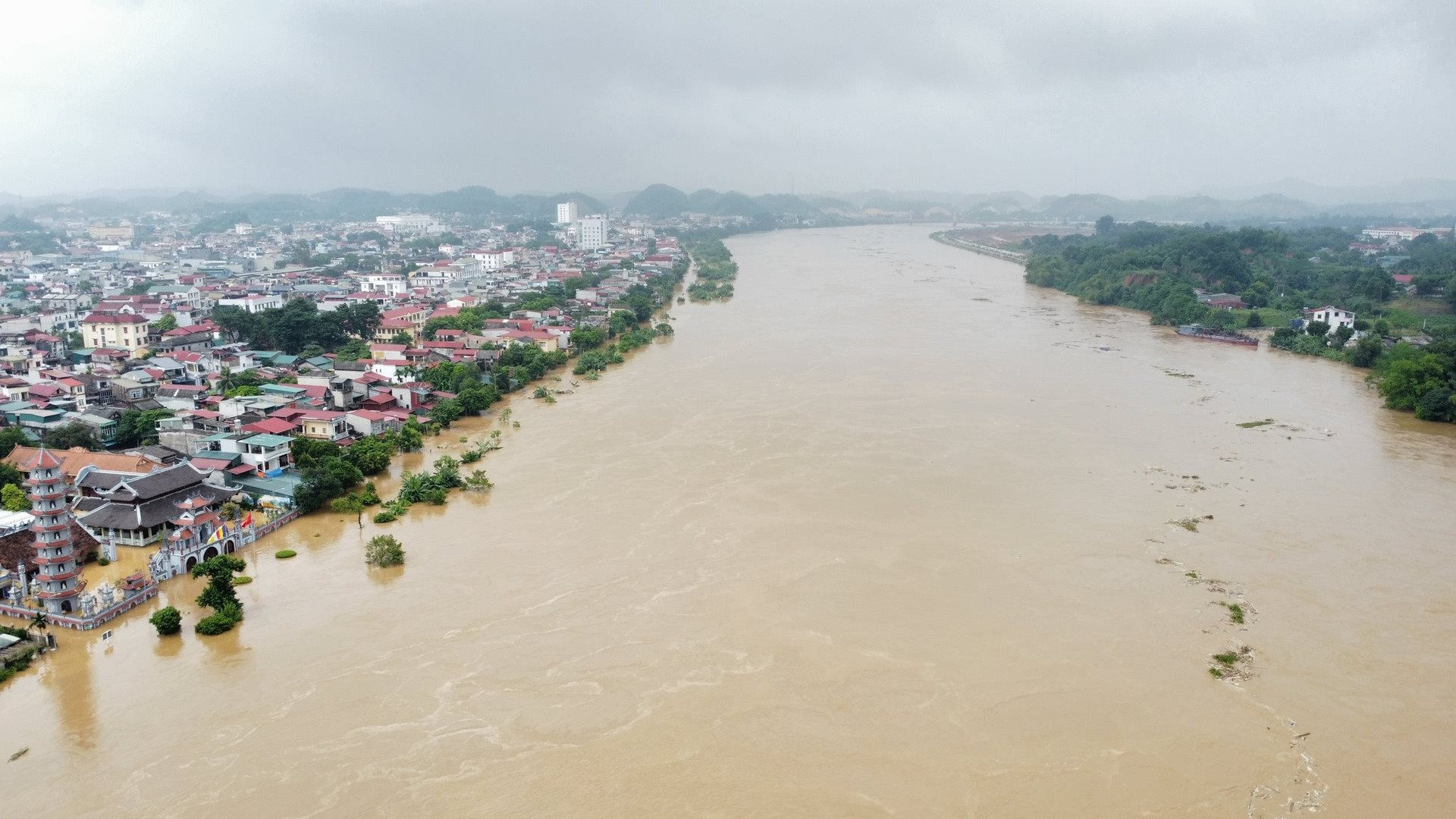 Theo dự b&aacute;o, trong 12 giờ tới, lũ tr&ecirc;n s&ocirc;ng Thao tại Y&ecirc;n B&aacute;i biến đổi chậm nhưng vẫn tr&ecirc;n mức lũ lịch sử.