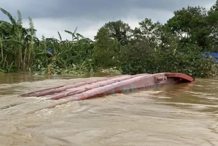 T&agrave;u chở c&aacute;t bị lật.
