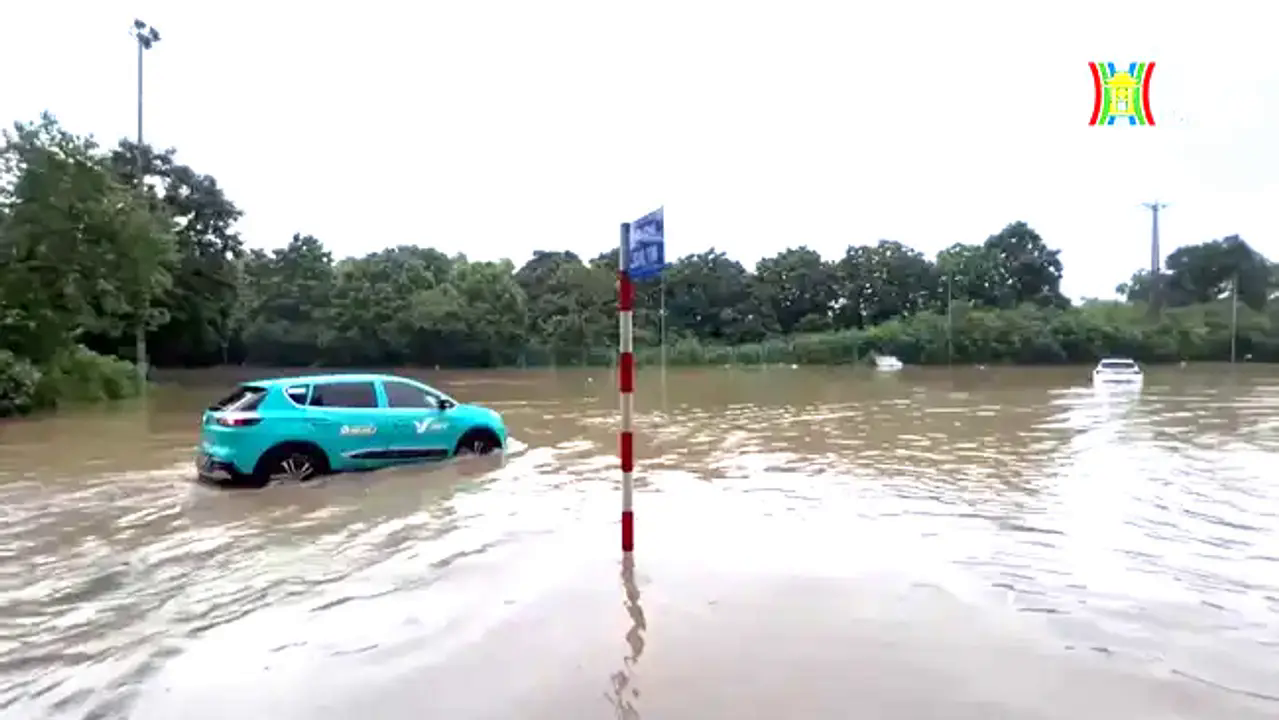 Một số tuyến đường ở H&agrave; Nội ngập nặng, giao th&ocirc;ng t&ecirc; liệt, nhiều phương tiện bị chết m&aacute;y.