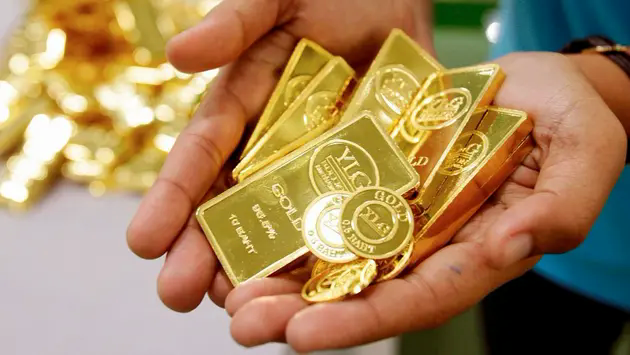 Gi&aacute; v&agrave;ng lập đỉnh mới, x&ocirc; đổ mọi kỷ lục
